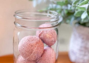 Simple DIY natural bath bombs smell great and leave skin feeling soft and moisturised