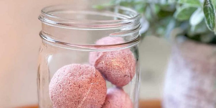Simple DIY natural bath bombs smell great and leave skin feeling soft and moisturised